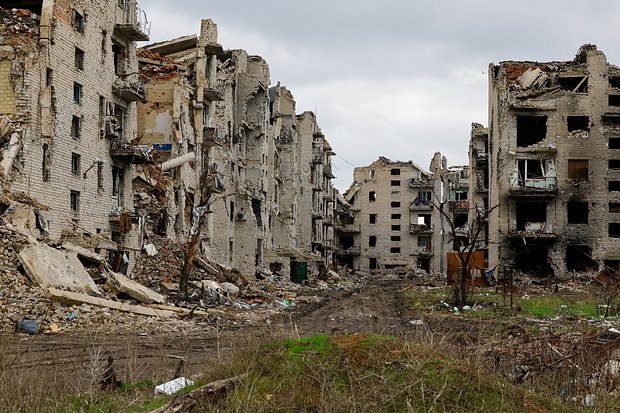    Вид на город Марьинку, разрушенный в боях между армией России и Вооруженными силами Украины. Фото: Alexander Ermochenko / Reuters