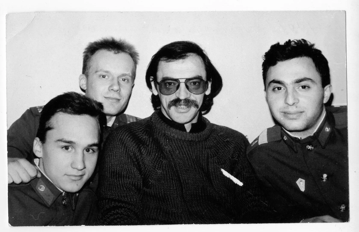 Автор (внизу слева...) с Михаилом Боярским...