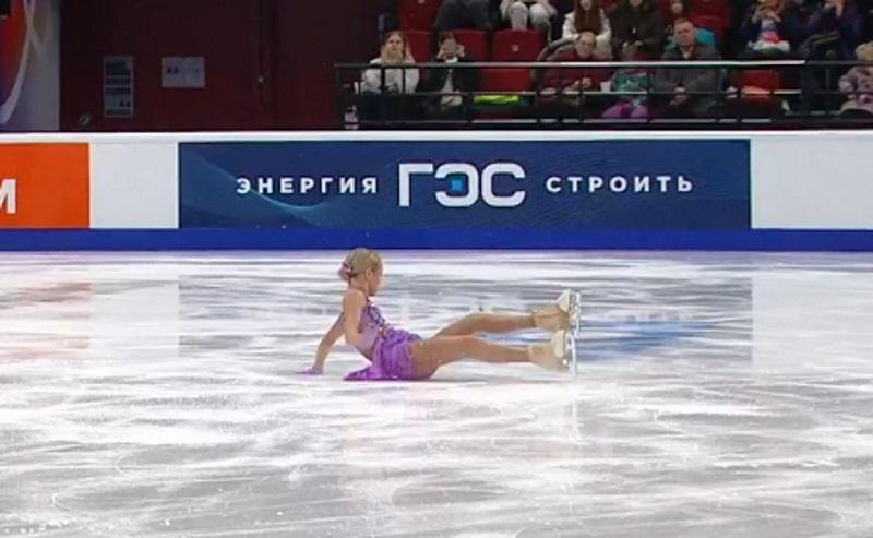     Елена Костылева. Падение после 4Т. Омск. 21 ноября 2025. Этап № 6 ЮГПР «Сердце Сибири». Скриншот с видеотрансляции Первого канала Фотография взята из открытых источников.