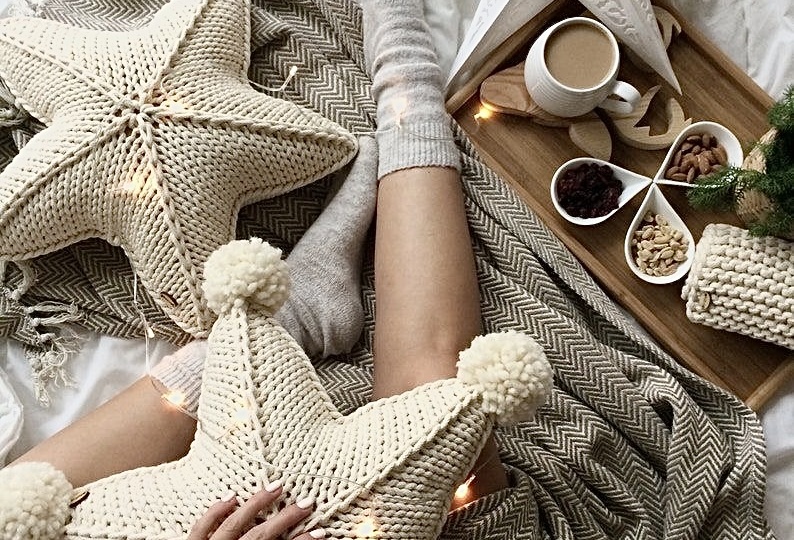 Вязаный новогодний декор своими руками. Схемы, идеи, мастер-классы.