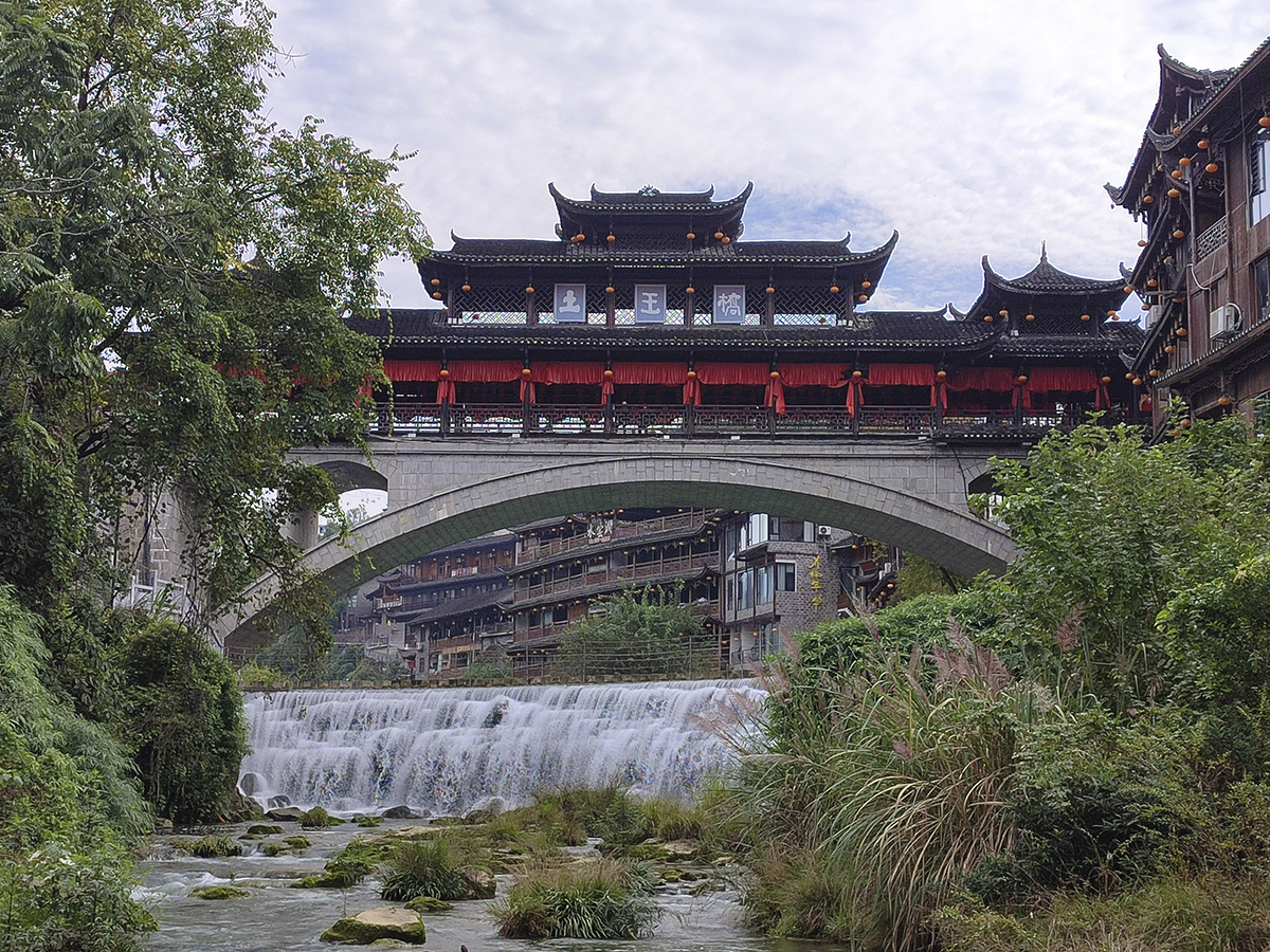 Мост через реку Yushui только лишь один из способов перебраться с одного берега на другой