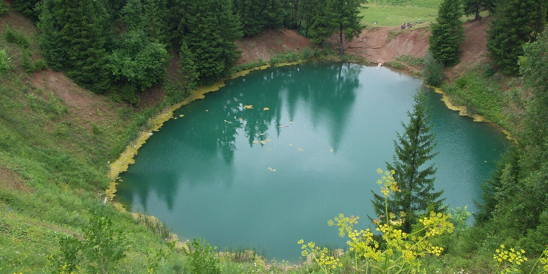 Озеро исчезло на 16 метров за год — и потом вернулось. Что скрывает Морской Глаз?