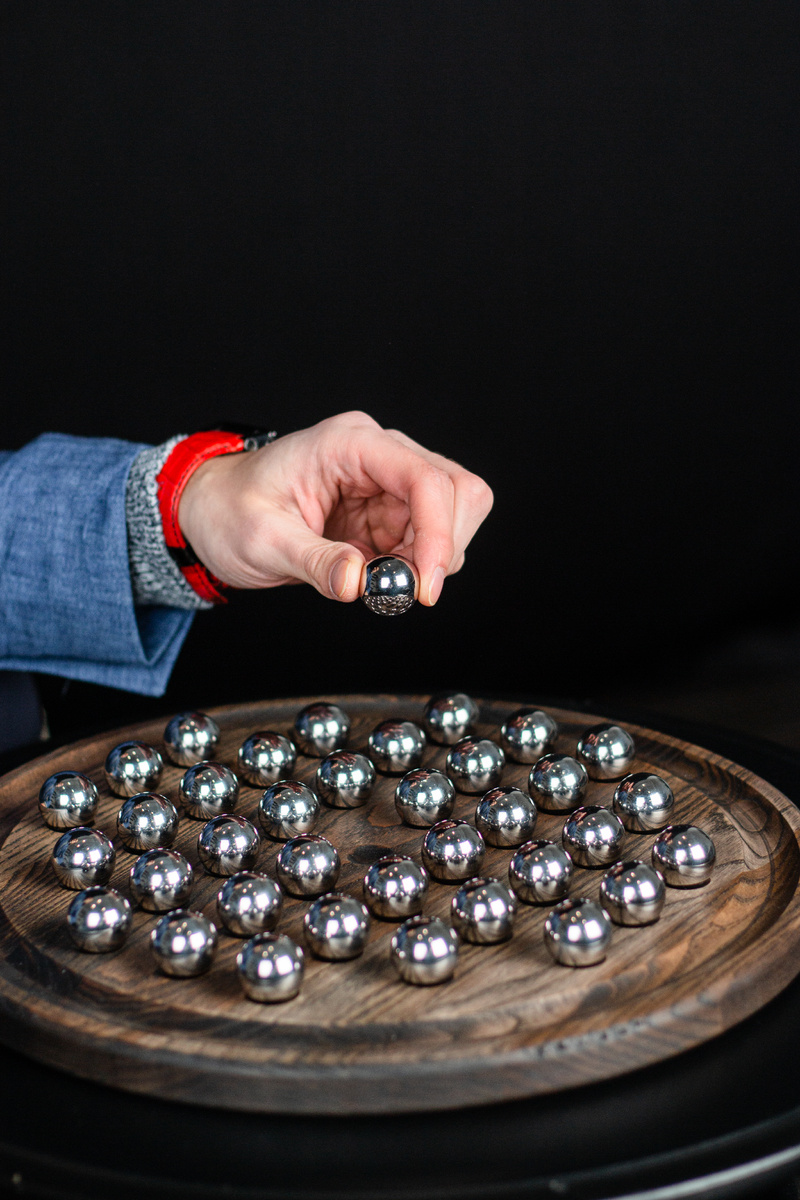 Сокращения и урезанные премии демотивируют всех. Разбираю, как компании всё же удерживают людей.