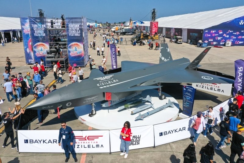 Прототип турецкого беспилотного летательного аппарата Bayraktar Kizilelma на выставке Tehnofest Karadeniz 2022. Фото с сайта yeniasir.com.tr
