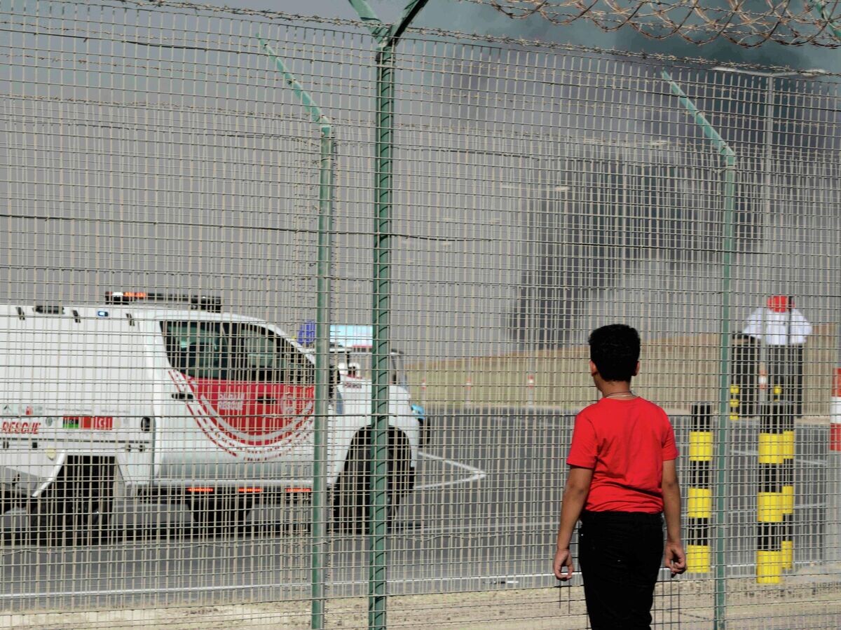    Дым на месте падения истребителя Tejas на авиасалоне в Дубае© AP Photo / Jon Gambrell