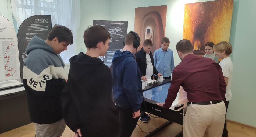    В Лискинском историко-краеведческом музее открылась новая выставка "Строители пещер"