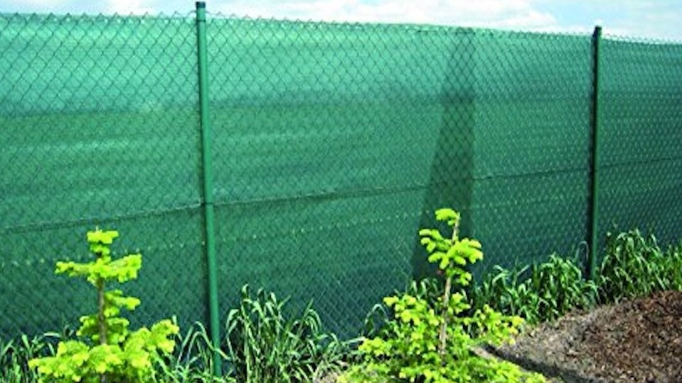 Та же рабица, но теперь никто не заглядывает на участок