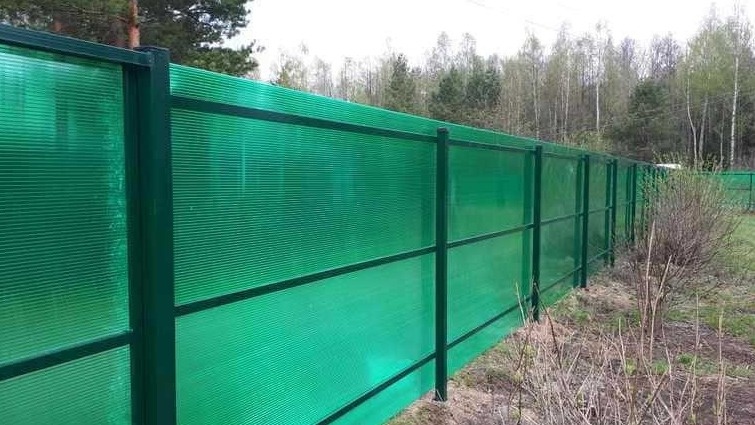 Поликарбонат создает современный вид и полную приватность