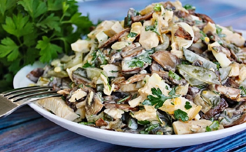 Осенний вальс: салат с грибами и курицей, который никого не оставит равнодушным