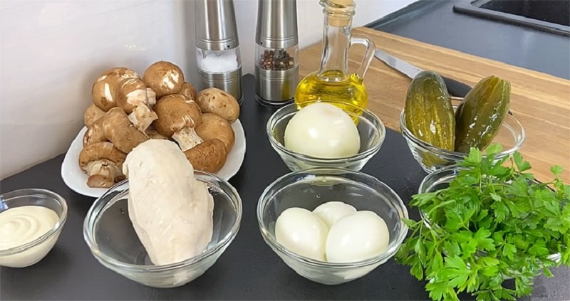 Осенний вальс: салат с грибами и курицей, который никого не оставит равнодушным