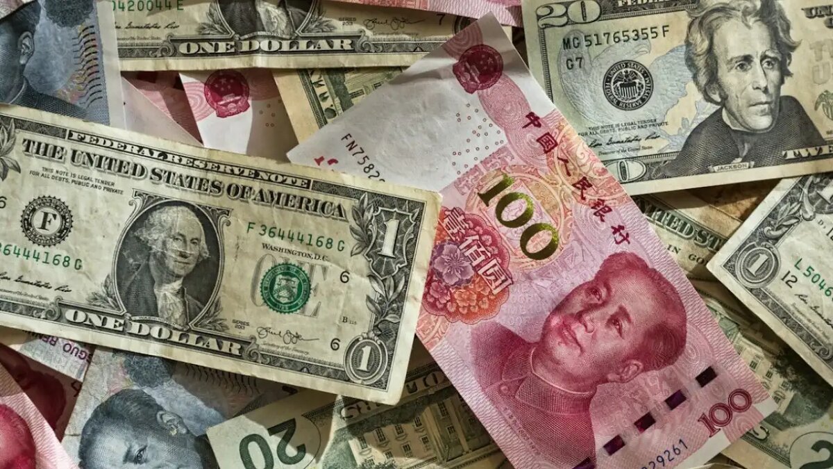    Доллары и юани. © unsplash.com / Eric Prouzet