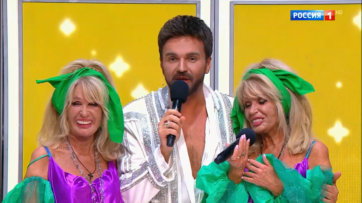 Александр Панайотов с сетрами Зайцевыми - символом Стены