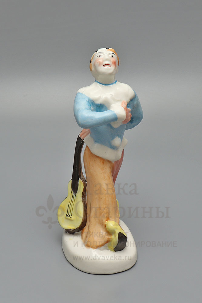 Статуэтка «Клоун с гитарой», скульптор Марчук Р. А., фарфор, Городница, сер. 1920-х – 1934 гг. Фото с нашего сайта dvaveka.ru