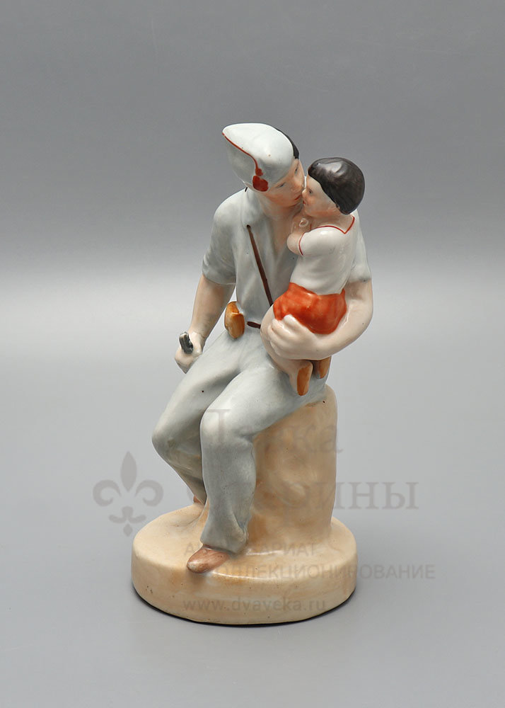 Статуэтка «Испанский солдат с ребенком», скульптор Марчук Р. А., Городницкий фарфоровый завод, 1930-е. Фото с нашего сайта dvaveka.ru
