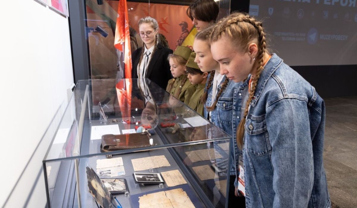     Посетители на выставке школ-партнеров Музея Победы. Источник: victorymuseum.ru Автор фото: Пресс-служба Музея Победы