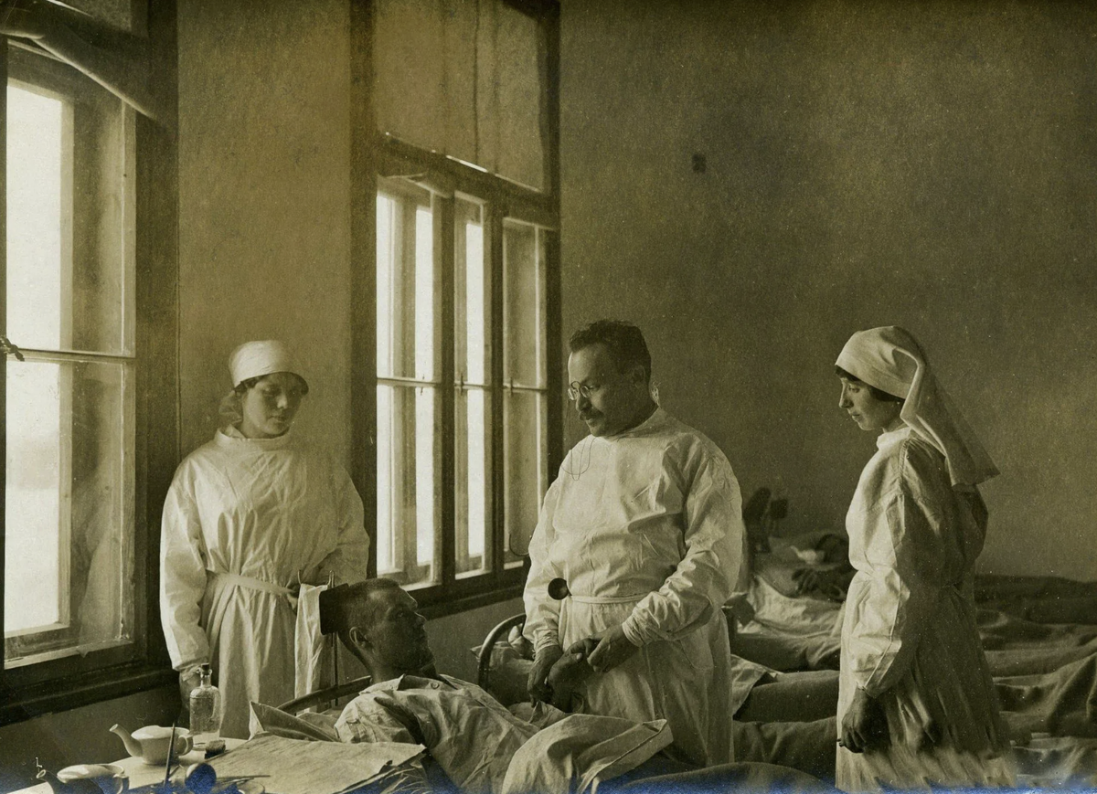 Земский врач с медсестрой и пациентом у больницы. Российская империя, из архивов.