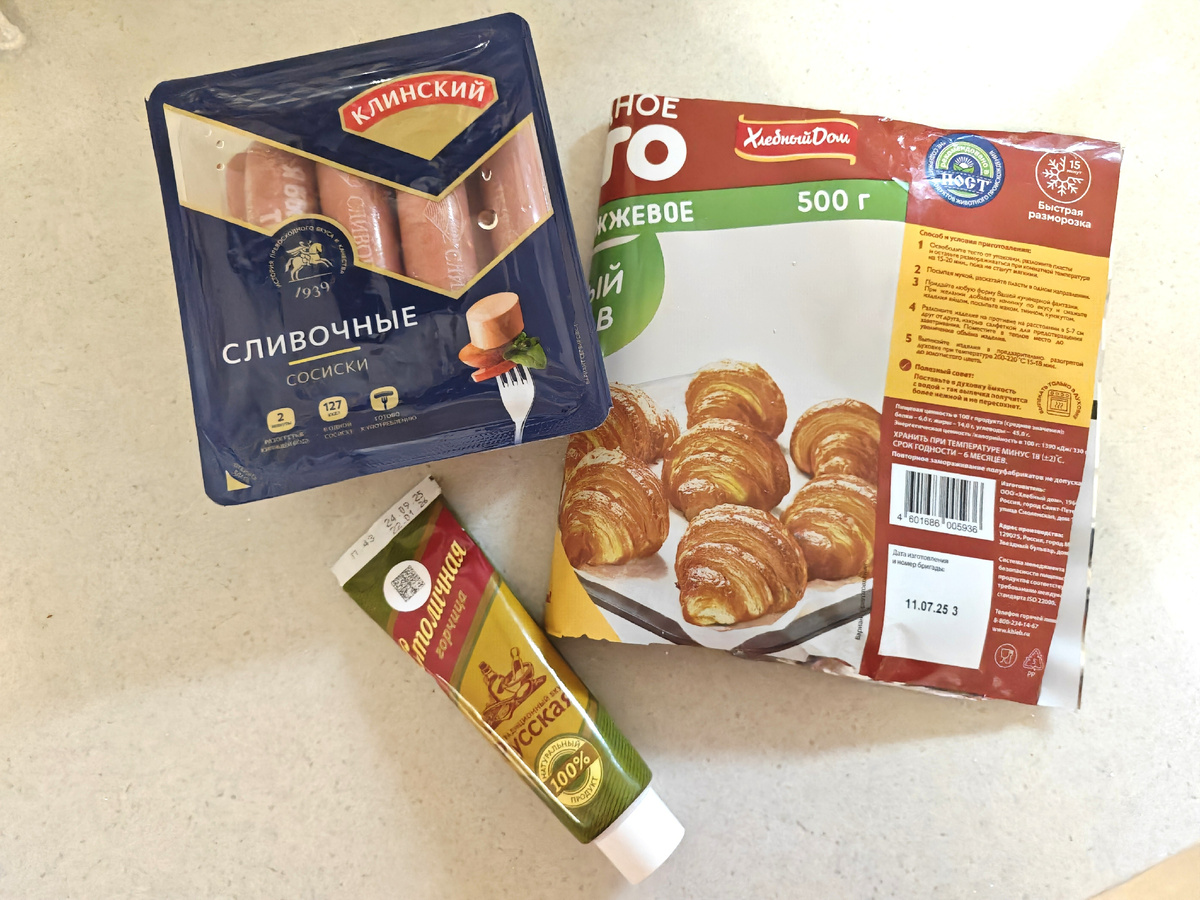 Тесто, сосиски и горчица.