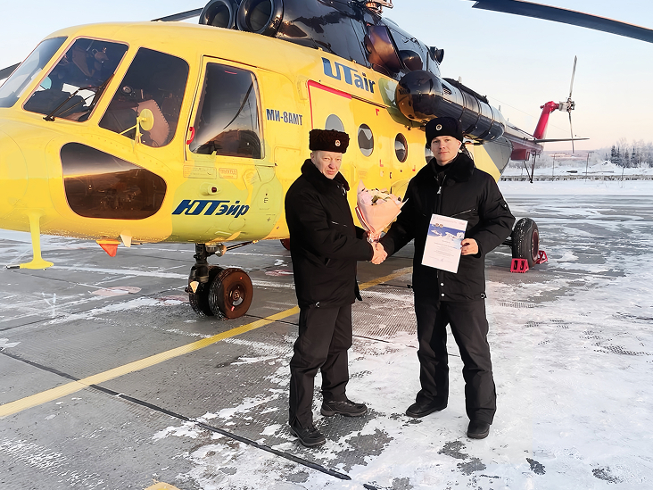 На фото слева направо: Николай Шелковой, заместитель командира летного отряда № 7   
и Алексей Сырвачев, командир Ми-8 летного отряда № 7