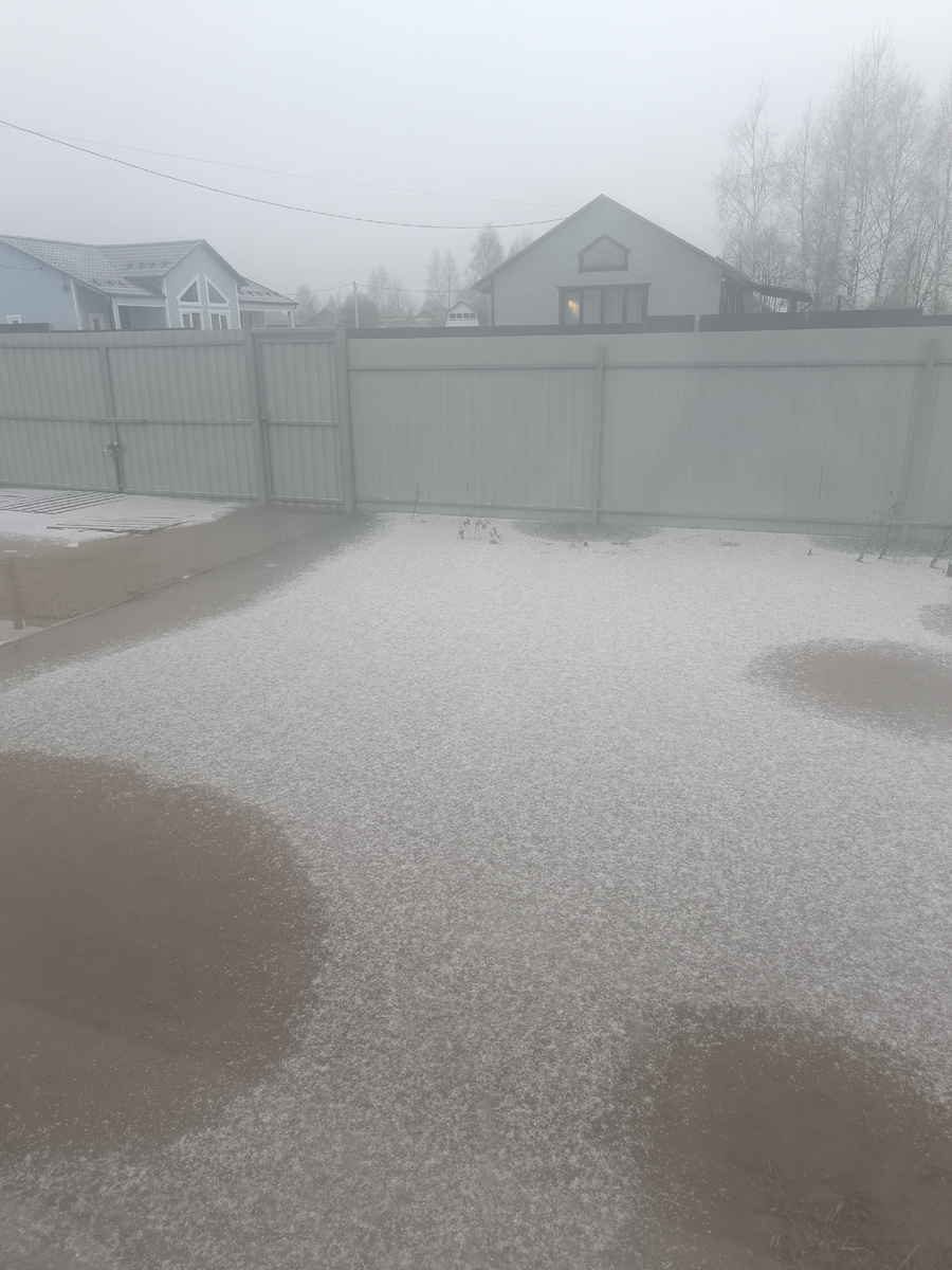 Вид из окна утром сегодня. Не много снега, остальное лёд и под ним океан воды.