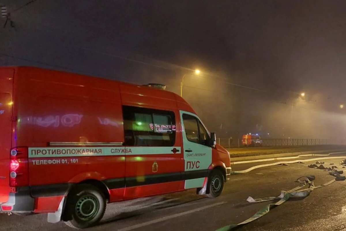    В Петроградском районе Петербурга ночью загорелся Rolls-Royce
