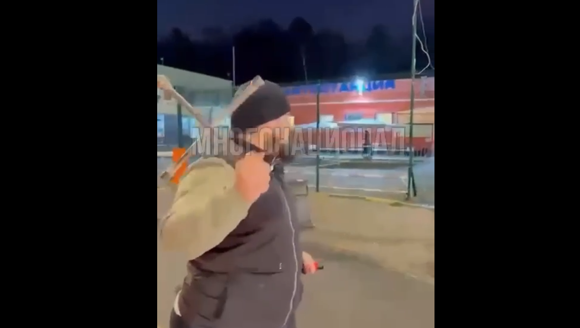 Таксист бросился на недовольных с баллонным ключом. Скрин виде в тг-канале @mnogonazi