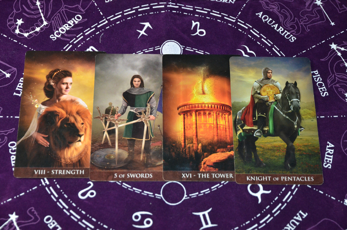 Магия и Таро простыми словами. Таро расклад: Мужчина удерживает на расстоянии, но не сближается. Какой смысл в подобной двусмысленной стратегии?