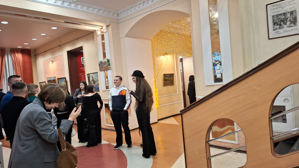 В фойе театра.