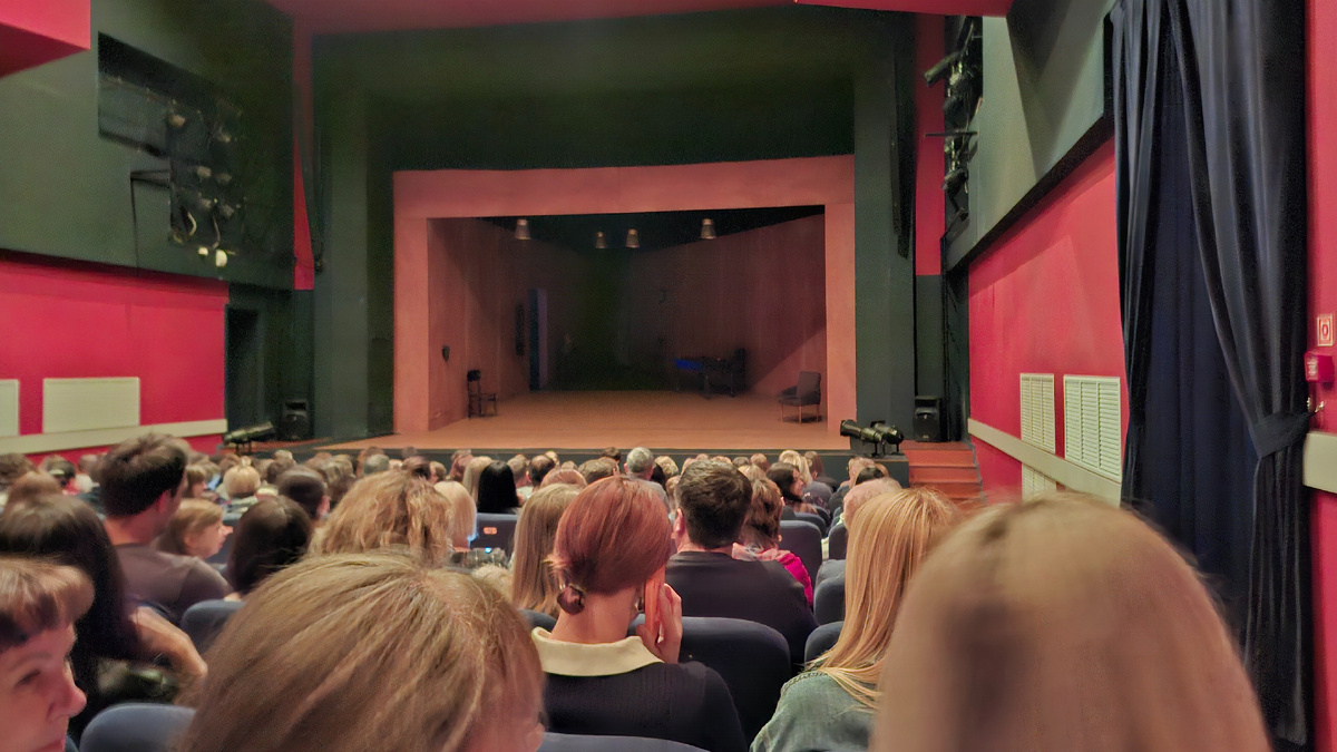 Два звонка, зал заполняется. Ни одного свободного места!