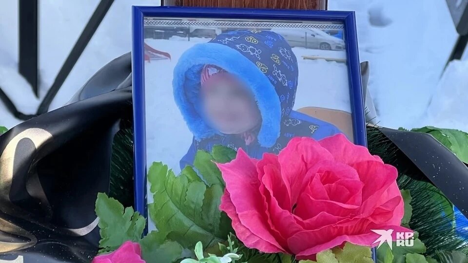 Праздновали Новый год, пока ребенок умирал в сугробе: отец выбросил двухлетнюю дочь с пятого этажа