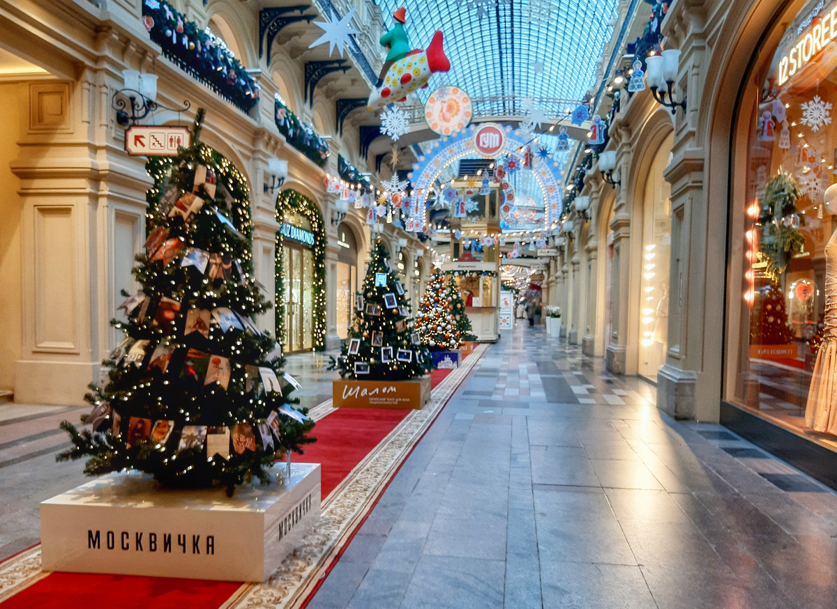 Ежегодный парад новогодних ёлочек. ГУМ. Москва. ноябрь 2025 года.
