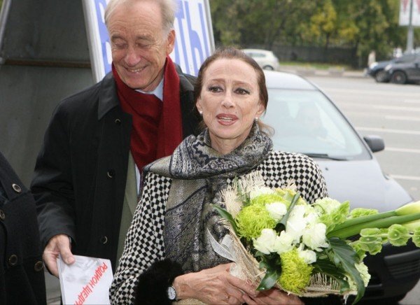 Папараце подкороулили возле дома .