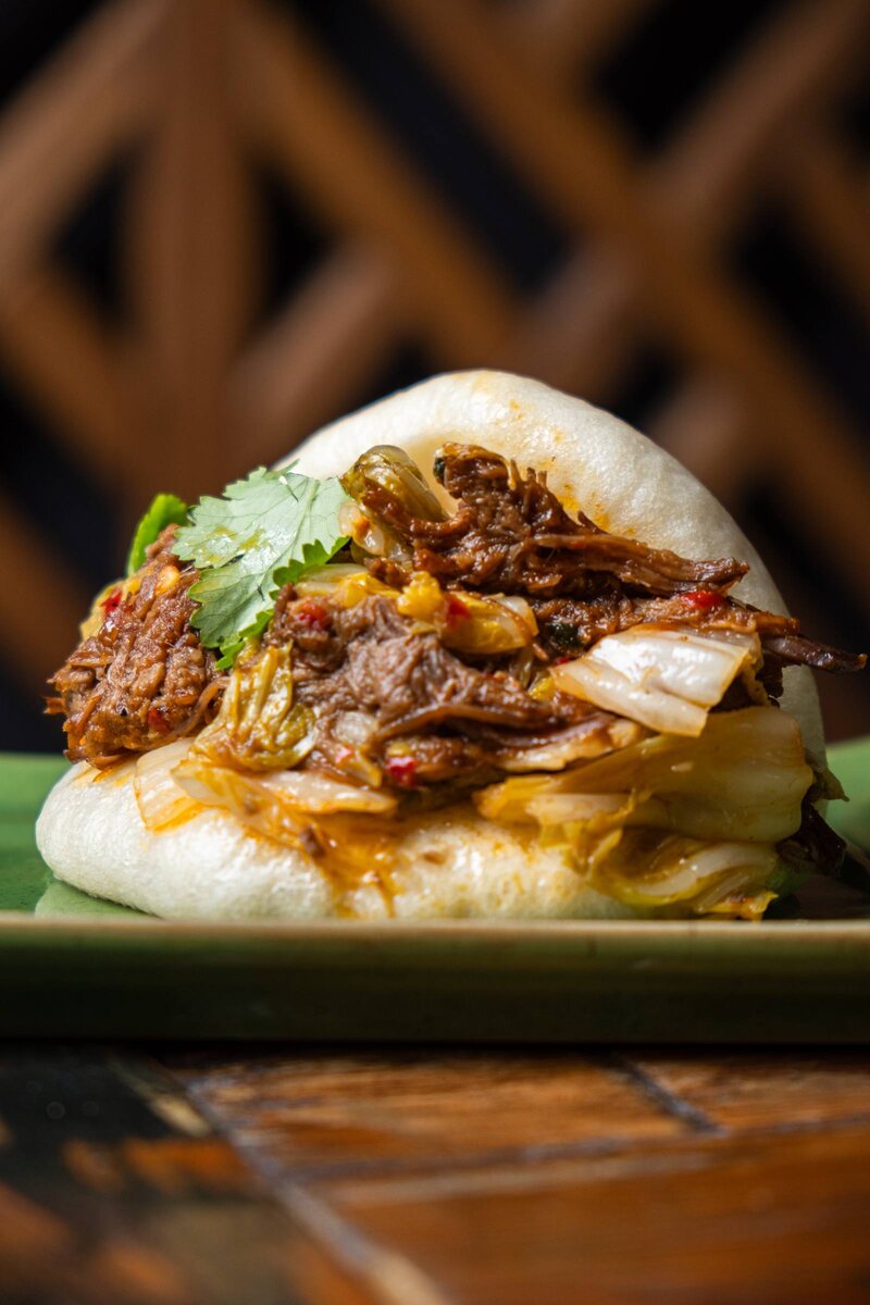 Кимчи-бургер с рваной говядиной.