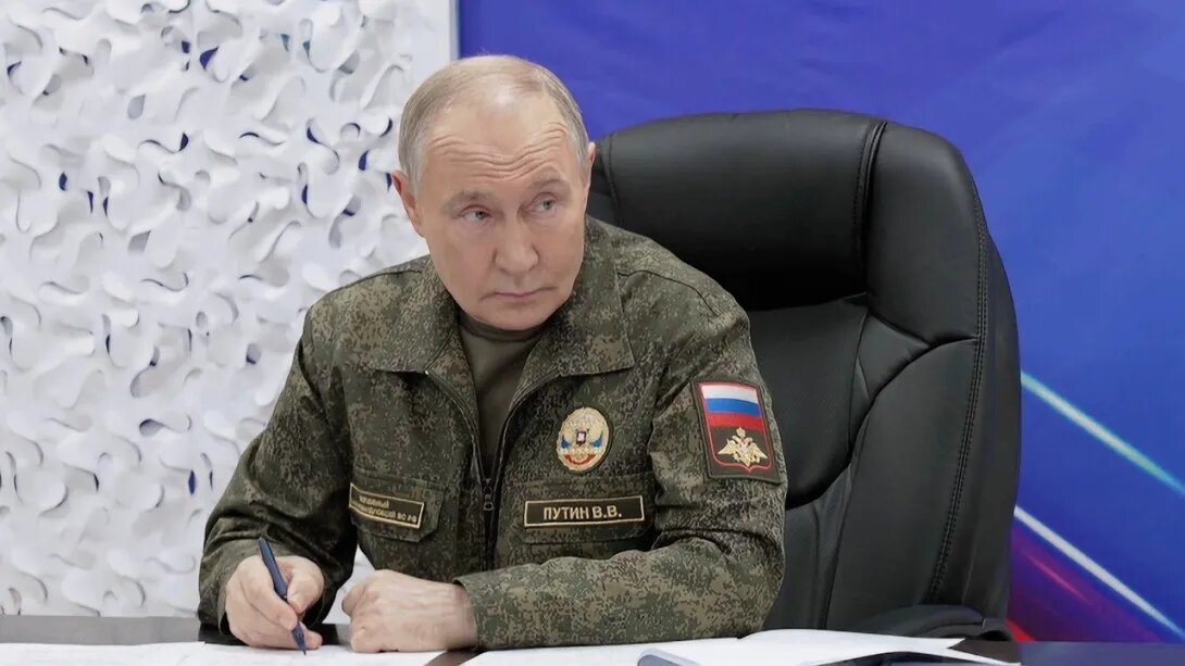 Владимир Путин посетил один из командных пунктов группировки «Запад»
Фото:
kremlin.ru