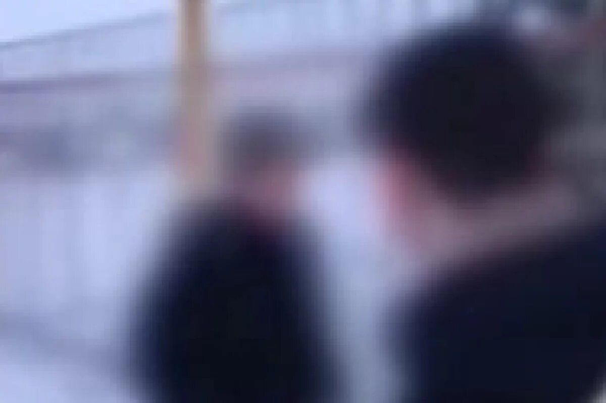    На кадре из видео можно различить двух подростков - ещё ничего не предвещает беды.