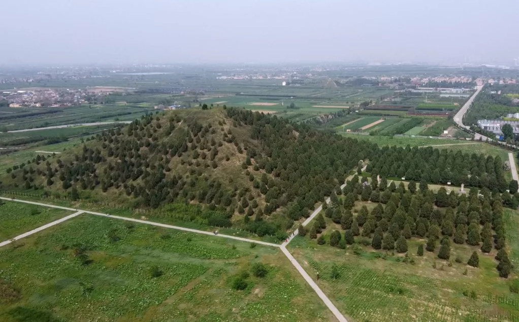 Вот это курган так курган. Источник: https://chinatripedia.com/maoling-mausoleum-of-emperor-wu-of-han-ticket-opening-hours-highlights-and-tips/