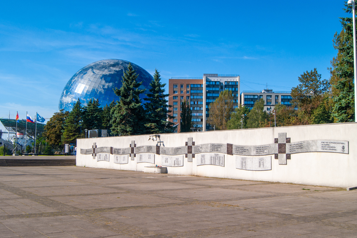 Калининград. Набережная Петра Великого. Музей Мирового океана. Памятник в честь первой сельдяной экспедиции в северную Атлантику.