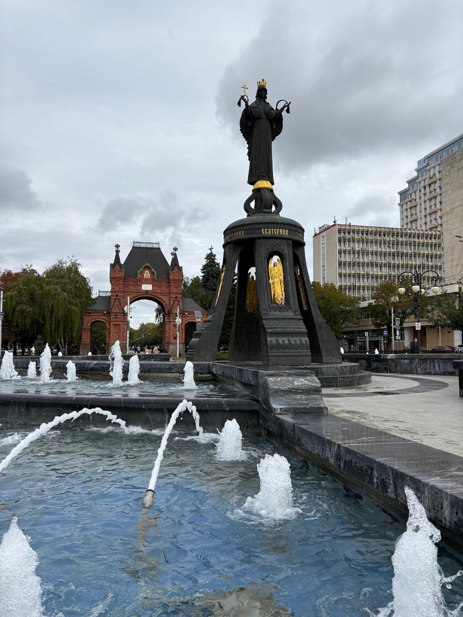 Царские ворота и мемориал «Святой великомученице Екатерине»