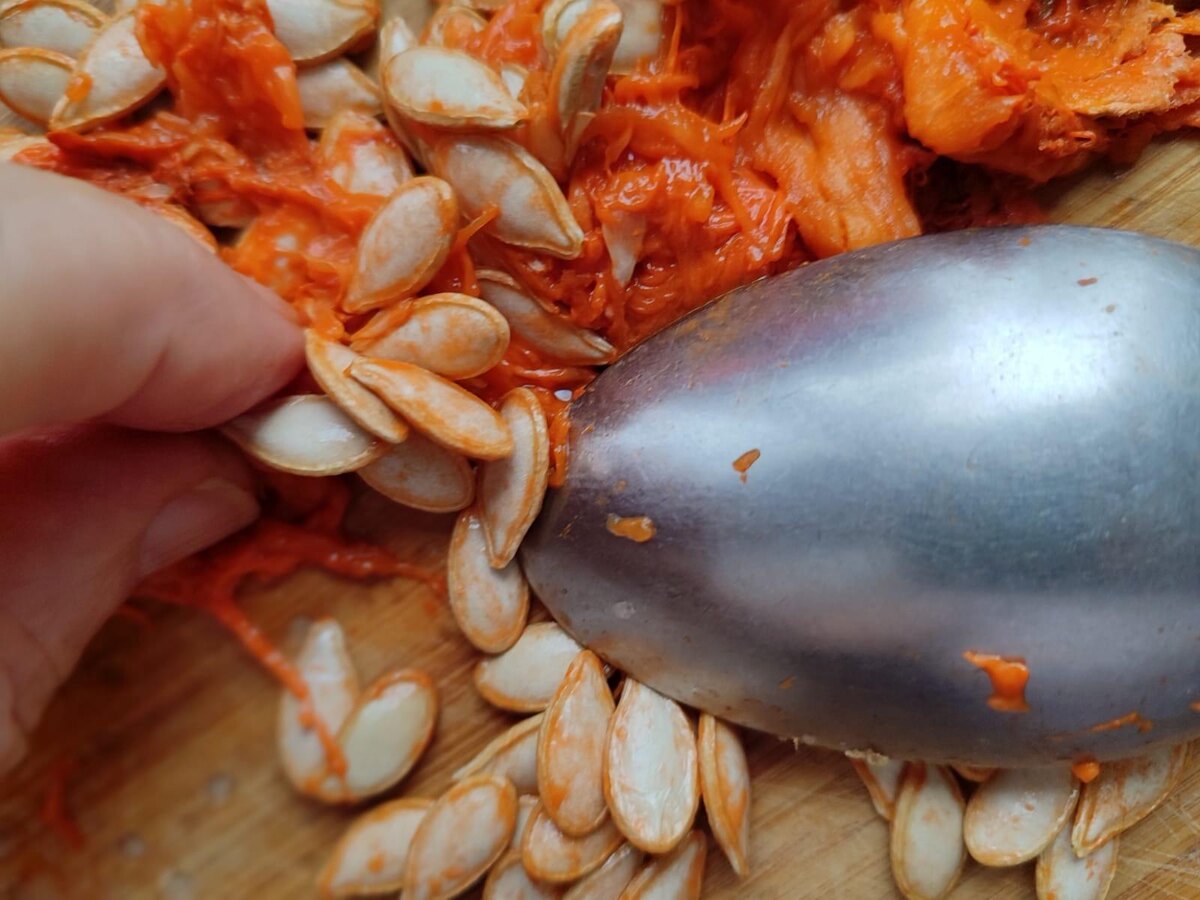 Главное - отделить их от мякоти, а потом промыть.