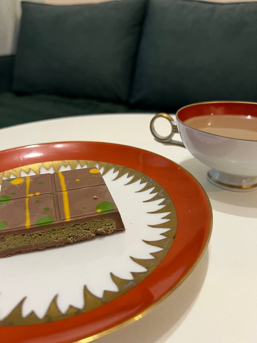 Впервые за всю осень провел утро без спешки, без дикой усталости, просто выпив кофе с молоком и дубайским шоколадом. Фото из личного архива автора. 