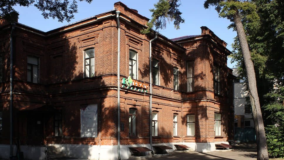 Бывший хирургический корпус нижегородской земской губернской больницы. Это здание на улице Минина единственное, которое сохранилось до наших дней из тех, с которых начиналась современная больница им. Семашко.📷Фото: Роман Яровицын / Коммерсантъ
