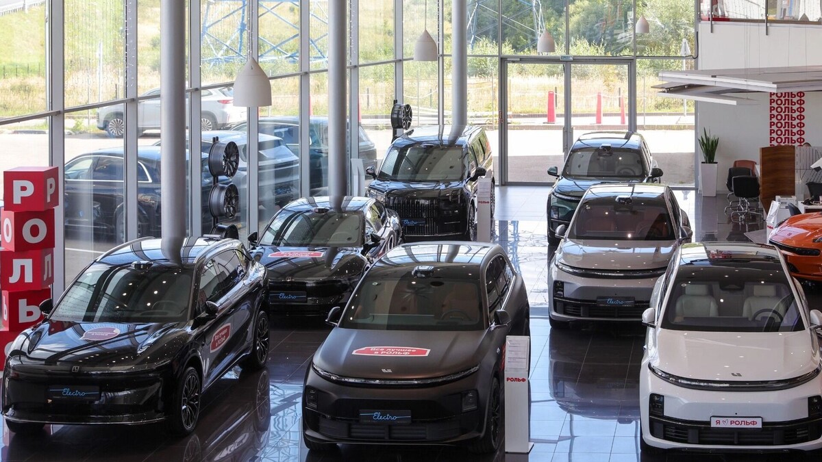 В лучшие времена 80% покупок автомобилей совершали с помощью автокредитов. Фото: Наталья Шатохина, ТАСС