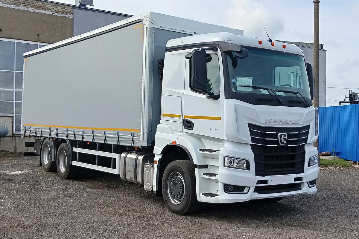 КАМАЗ 65658 с еврофургоном на площадке компании "Луидор".