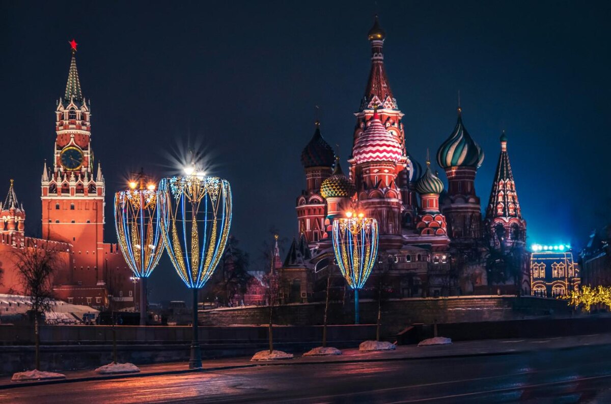 Evg Klimov / Unsplash📷Предполагается, что к 14–16 декабря оформление улиц будет завершено, а главную елку столицы установят во второй половине декабря на Соборной площади Кремля