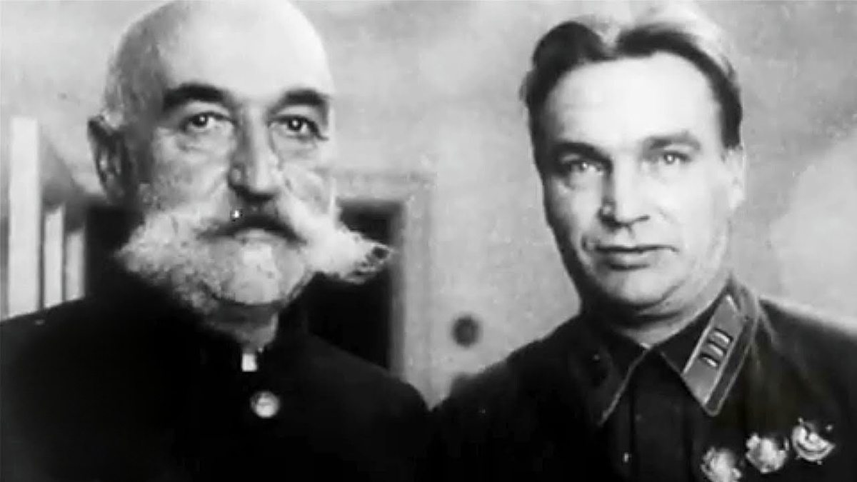 Уникальное фото — встреча Валерия Чкалова и его первого капитана Александра Бармина. 