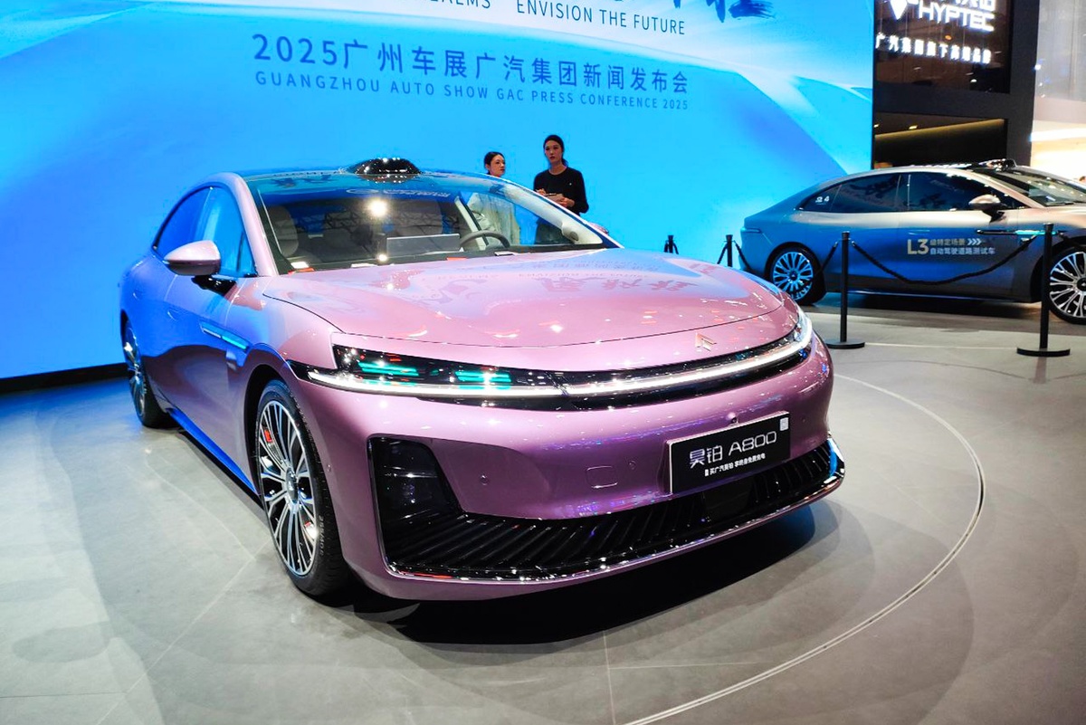    Гибридный седан от GAC получил широкий спектр электроники от Huawei./Юрий Зубко/ РГ