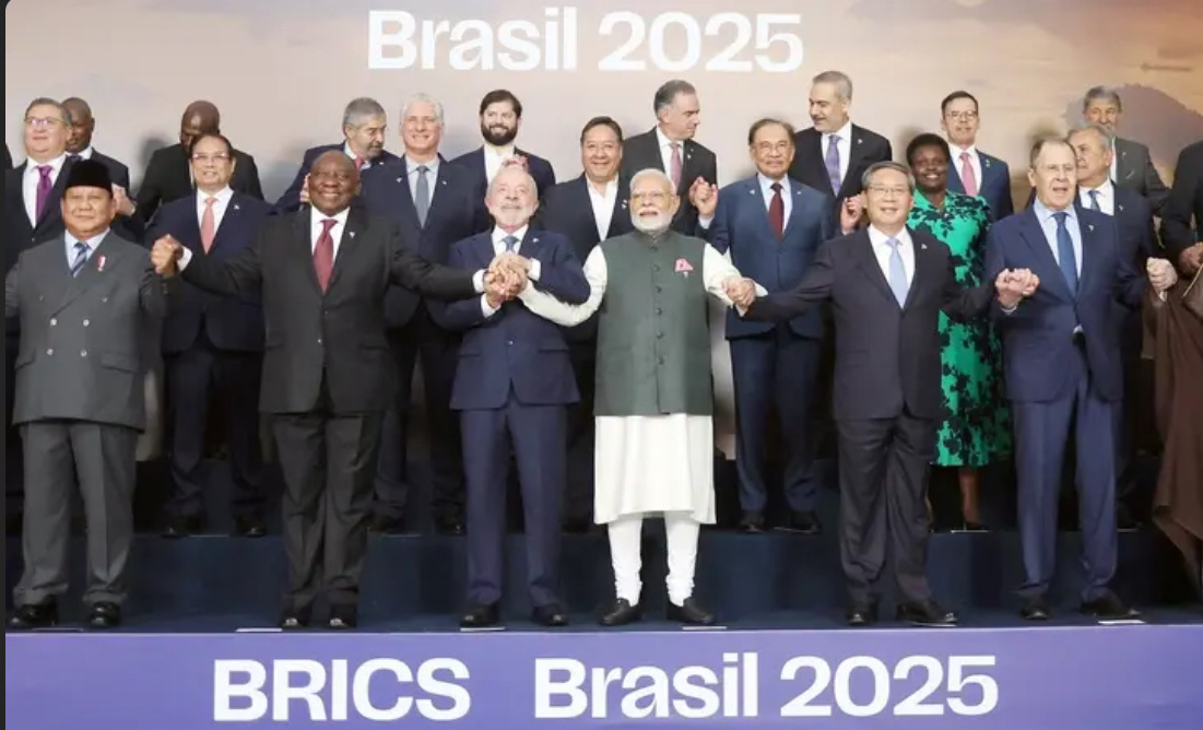 ФОТО  — лидеры BRICS на «фэмили-фото» в Рио, 2025