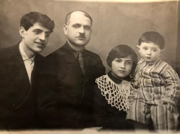 © Предоставлено автором
Ян Френкель в юности (крайний слева)