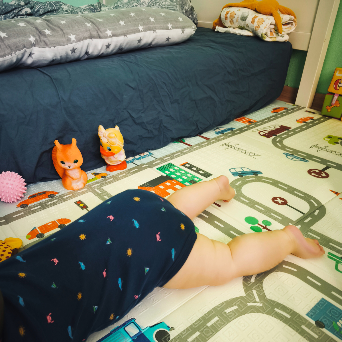 Переехали на пол = разобрали кровать, и теперь с Верушкой спим на полу