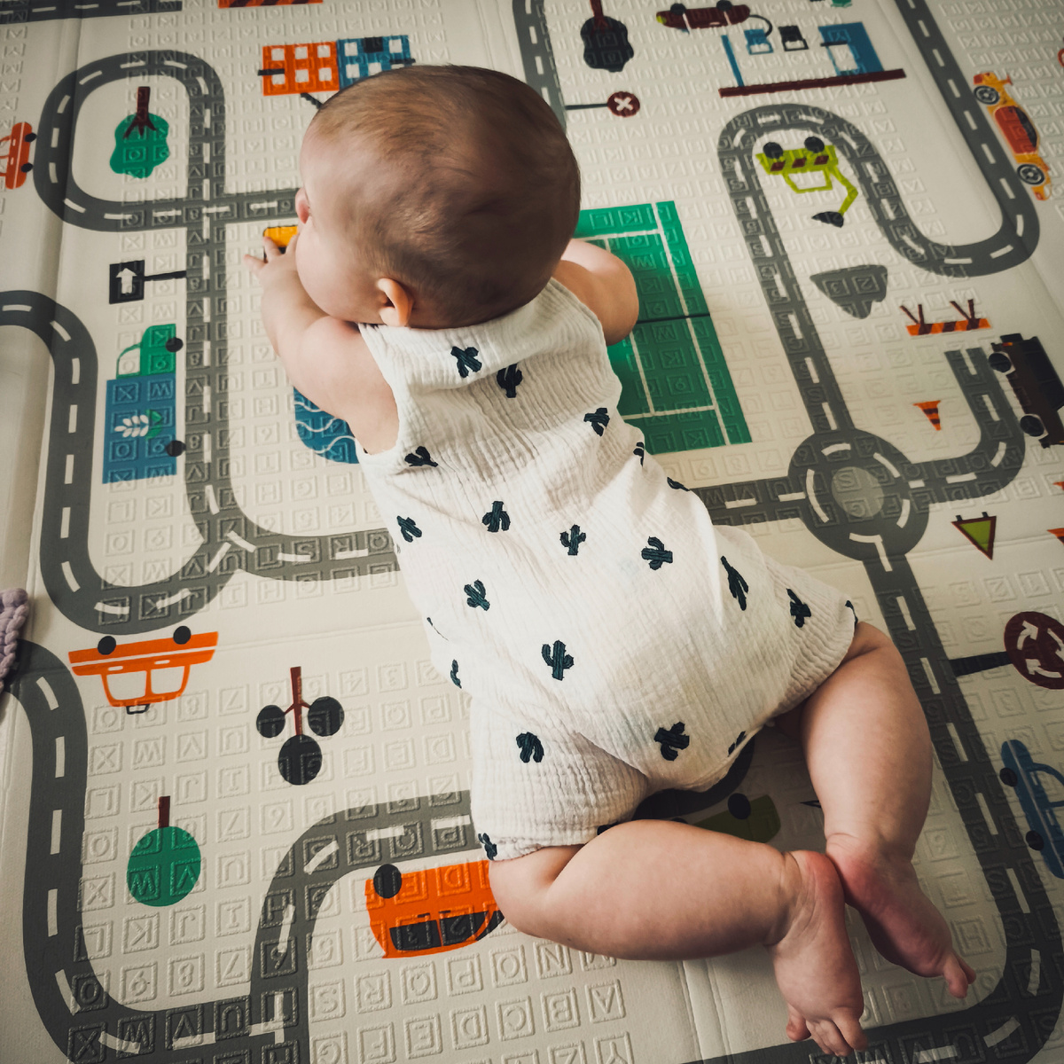 Сейчас ребёнку кроме ковра и памперсов, кажется, вообще ничего не нужно. Обычные вещи в доме - более интересные цели для разглядывания, чем игрушки