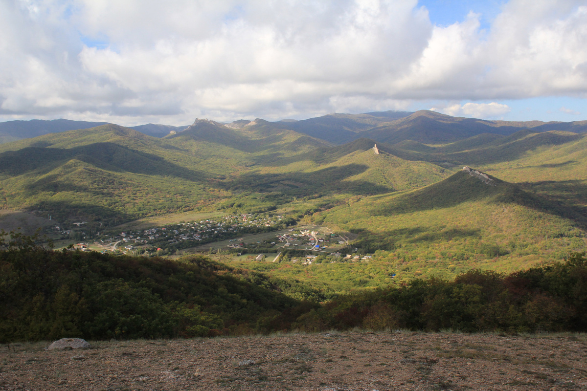 Вид на крымские горы и село Лесное
